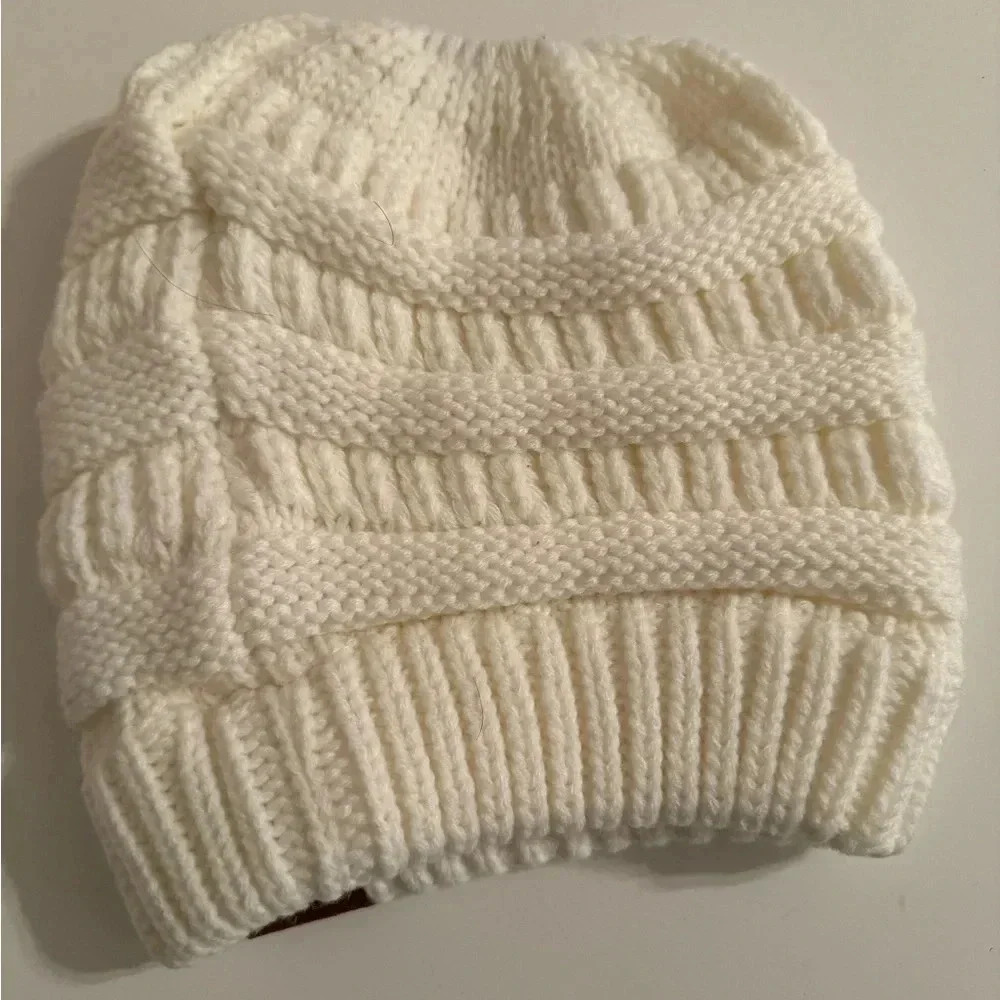 CC Beanie with pony tail hole - Picture 5 of 6